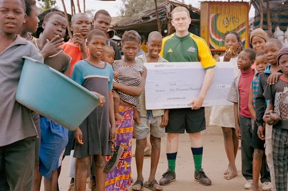 John Safran lorsqu'il a fait lever la malédiction sur les Socceroos. 