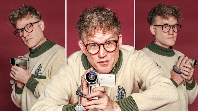 John Safran est devenu un tube culte sur Race Around the World. Maintenant, la star « maigre, pâle et pleurnichard » est de retour