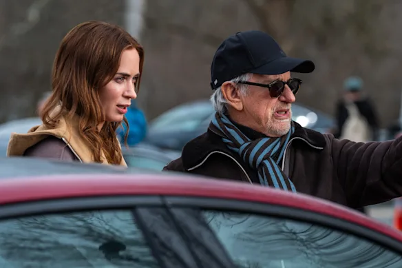Steven Spielberg sur le tournage de Disclosure Day, qui met en vedette Emily Blunt, à gauche, dans le rôle d'une météorologue de télévision qui commence à remarquer quelque chose de bizarre. 