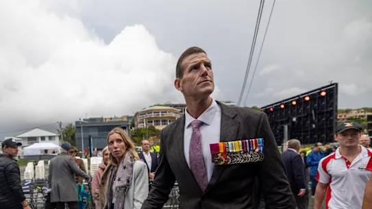 Ben Roberts-Smith et sa partenaire Sarah Matulin assistaient à un service à l'aube à Currumbin, Queensland, le mois dernier. 
