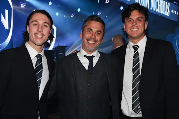 L'ancien footballeur Ben Hollands (au centre) avec ses fils Ollie (à gauche) et Elijah (à droite) aux championnats du club Carlton 2025.