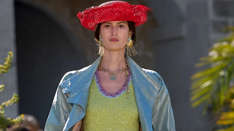 La créatrice d'Alemais Lesleigh Jermanus lance la collection Resort 2027 en Espagne