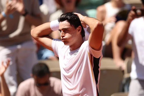 Adam Walton a perdu au deuxième tour après sa première victoire dans le top 10 contre Daniil Medvedev au premier tour.