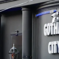 Le bordel de Melbourne, Gotham City, poursuit la Bendigo Bank pour discrimination