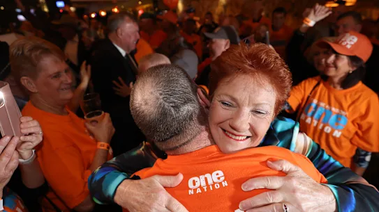 Pauline Hanson embrasse un partisan lors de la fête au siège de One Nation à Albury samedi.