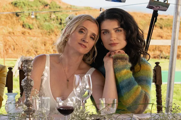 Eve Hewson, à droite, avec Anne-Marie Duff dans la deuxième saison de Bad Sisters.