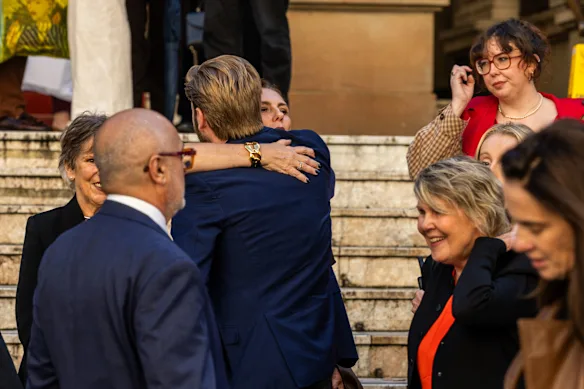L'épouse de James Valentine, Joanne Corrigan (au centre) et sa fille Ruby (à droite), quittent la célébration de sa vie à l'hôtel de ville de Sydney.