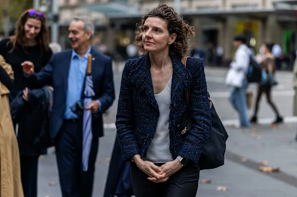 La députée de Wentworth, Allegra Spender, arrive pour le service.