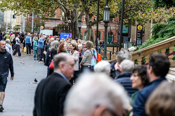 La file d’attente s’étendait jusqu’au pâté de maisons devant l’hôtel de ville avant le service.