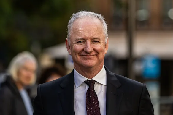Hugh Marks, directeur général d'ABC, quitte l'hôtel de ville.