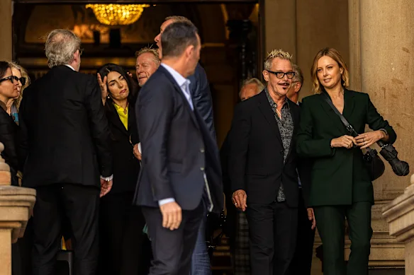 Parmi les invités à la célébration de la vie de James Valentine figuraient Silvia Colloca, Richard Roxburgh, Kirk Pengilly et Ally Langdon.