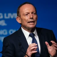 Angus Taylor accuse Anthony Albanese de mensonges alors que le mentor Tony Abbott revient au Parti libéral