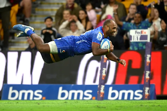 Manasa Mataele du Fijian Drua plonge dans l'un de ses trois essais de la soirée.