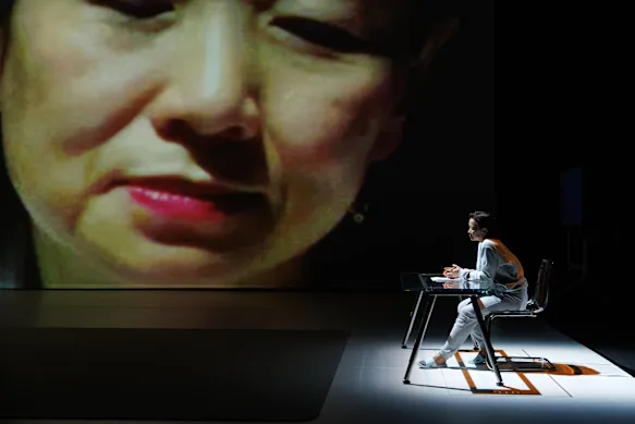 La conception vidéo de Romanie Harper pour la pièce évoque la claustrophobie de Lei constamment surveillée.