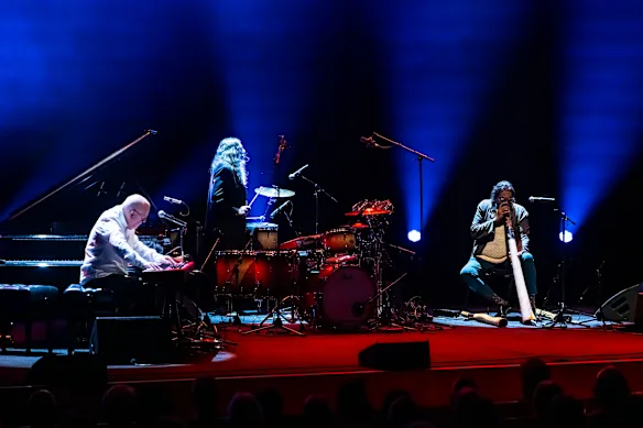 Paul Grabowsky, Kram et William Barton de The Others sur scène au Melbourne Recital Centre.