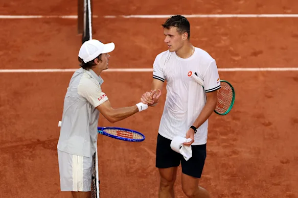 De Minaur et Mensik se serrent la main après le quatre sets.
