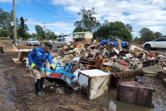 Un volontaire de Disaster Relief Australia nettoyant après l'inondation de Lismore. 