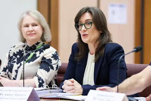 Amber Shuhyta (à droite), commissaire chargée du tabac illicite et de la cigarette électronique, lors d'une audience à Canberra ce mois-ci.  