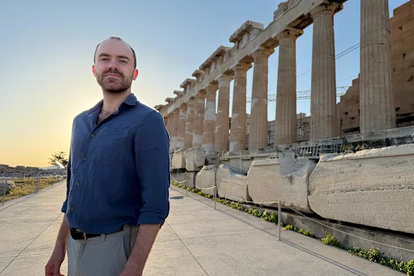Hughes au sommet de l'Acropole, devant le Parthénon