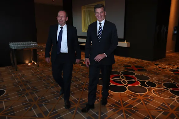 Le nouveau président fédéral du Parti libéral Tony Abbott (à gauche) avec le chef de l'opposition Angus Taylor au conseil fédéral du parti samedi.