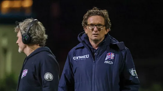 James Hird sur la piste de Port Melbourne jeudi soir. 