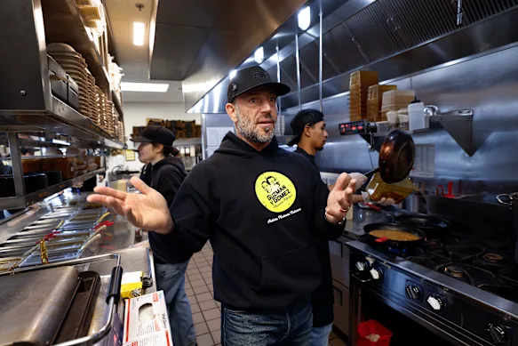 Steven Marks dans la cuisine de Guzman y Gomez à Schaumburg, Illinois, le 5 mars 2026, avant la fermeture de tous les magasins américains.