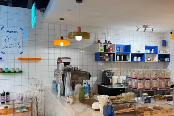 David a ouvert un café à Kelvin Grove, derrière son magasin à succès Tarragindi.