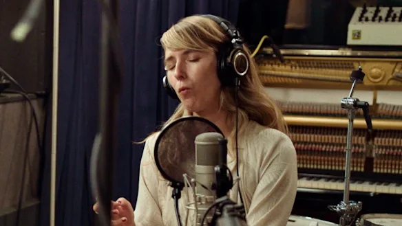 Molly Lewis en studio.