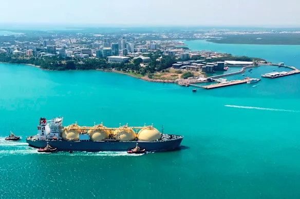Un pétrolier arrive dans le port de Darwin pour livrer une cargaison de GNL au projet d'exportation Ichthys LNG d'INPEX.