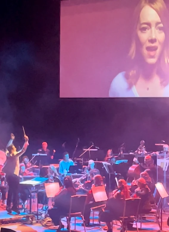 Sterling Nasa (chemise blanche) joue tandis que Justin Hurwitz dirige la La Land en concert au Darling Theatre de Sydney.