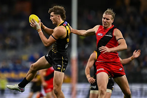 Jobe Shanahan des Eagles marque le ballon.