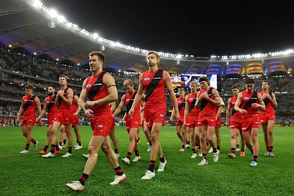 Les espoirs de victoire d'Essendon ont été anéantis lorsqu'ils ont concédé huit buts sans réponse de chaque côté de la mi-temps. 