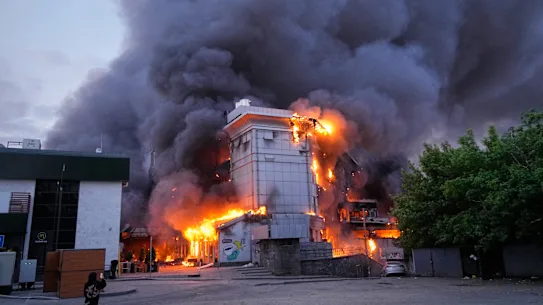 Un bâtiment brûle après une frappe russe à Kyiv ce week-end.