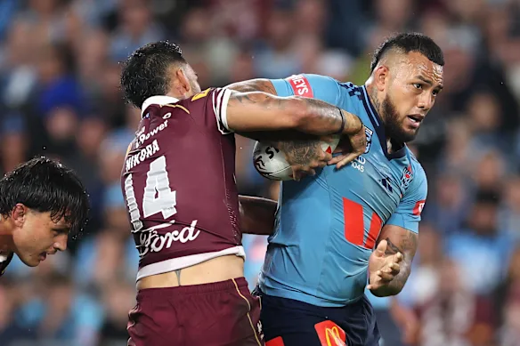 Addin Fonua-Blake prend le ballon pour les Bleus lors du premier match au stade Accor.