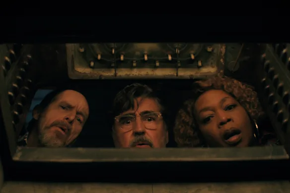   Denis O'Hare dans le rôle de Wally, Alfred Molina dans le rôle de Sam, Alfre Woodard dans le rôle de Judy dans The Boroughs.