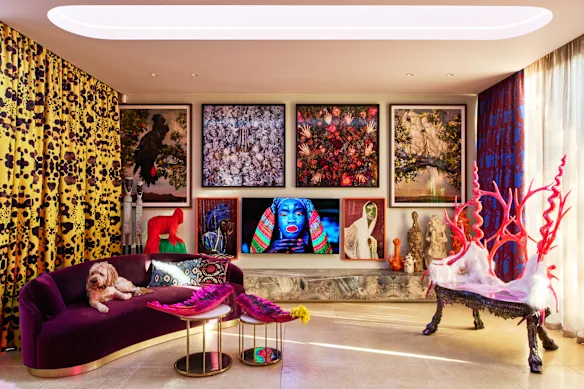 Des couleurs fluorescentes éclatantes sont mises en valeur dans un lustre en résine et un salon à trois places peint The Throne, créé à l'origine pour une exposition Hermès.