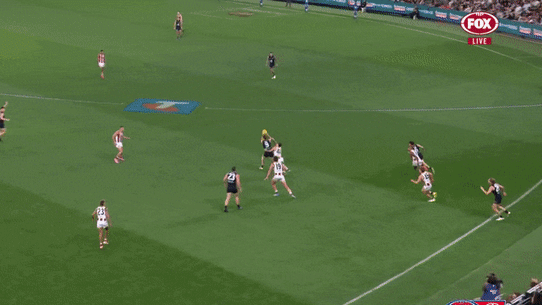 Le skipper de Carlton, Patrick Cripps, est surpris en train de tenir le ballon, menant à un but de St Kilda au troisième quart au Marvel Stadium cette année.