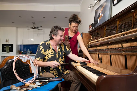Martin Tucker et sa partenaire réalisatrice de documentaires Natalia Laska dont le film, The Piano Tuner, fera sa première mondiale au Sydney Film Festival.