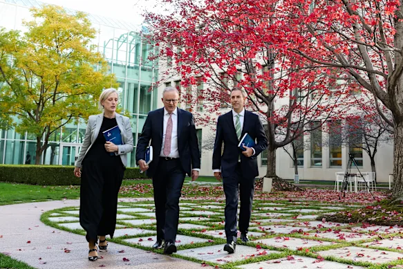 La ministre des Finances Katy Gallagher, le Premier ministre Anthony Albanese et le trésorier Jim Chalmers se sont rendus lundi au Parlement pour préparer le budget de mardi.