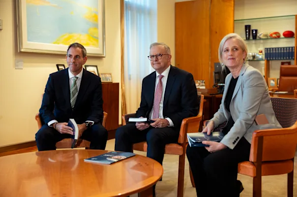 Le trésorier Jim Chalmers, le Premier ministre Anthony Albanese et la ministre des Finances Katy Gallagher à la veille du budget.