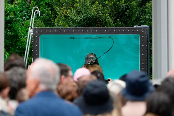 Une femme reste des heures dans une caisse remplie d'eau au Seaworld Venice, dans le pavillon autrichien de la Biennale de Venise.