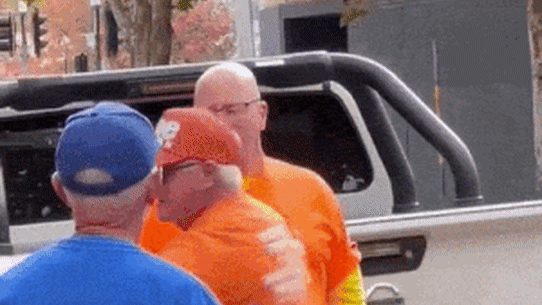 Images de l'altercation du sénateur James Paterson avec un volontaire de One Nation.
