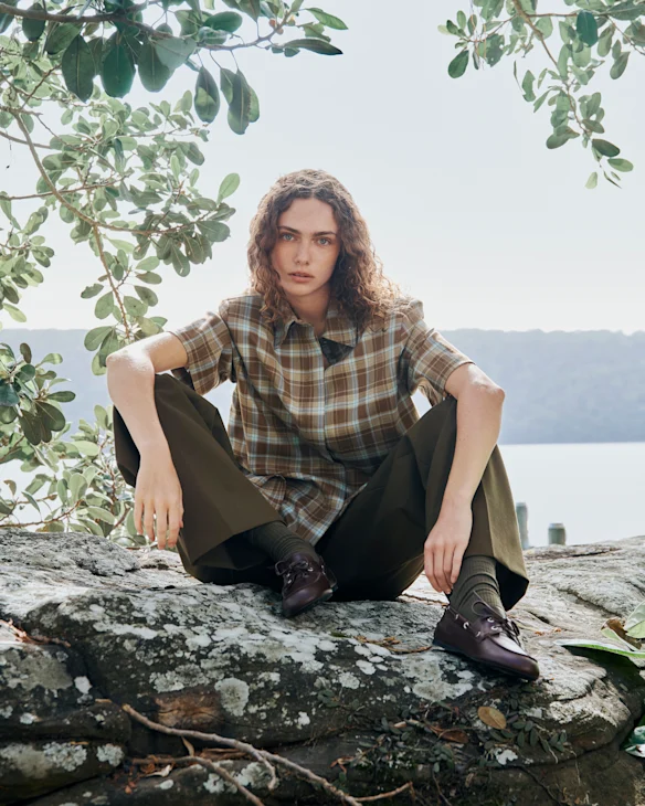 Chemise Camilla et Marc « Arian », 320 $. Pantalon Witchery x Lara Worthington, 229 $. Chaussettes Uniqlo, 10 $ (portées partout). Chaussures Senso « Bateau », 259 $.