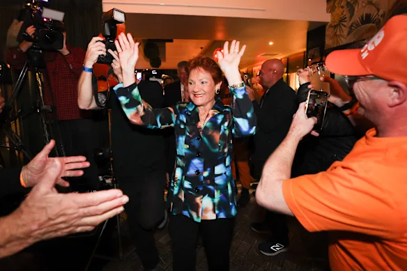 Pauline Hanson entre dans le parti électoral One Nation au Bended Elbow à Albury.