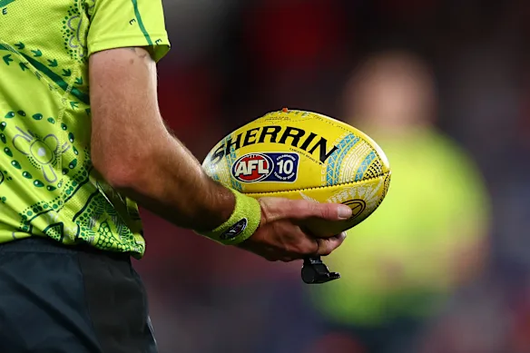 La règle du stand s'est avérée controversée pour l'AFL et a ajouté davantage de pression sur les arbitres.