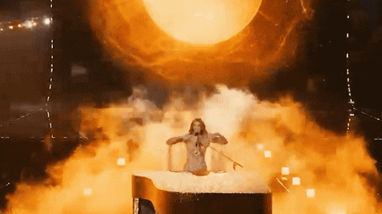 Delta Goodrem se produit lors de la grande finale de l'Eurovision.