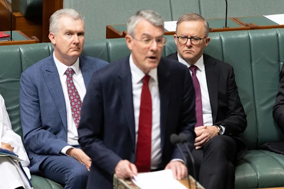 Mark Dreyfus présente le projet de loi sur la Commission nationale anti-corruption au Parlement en 2022.