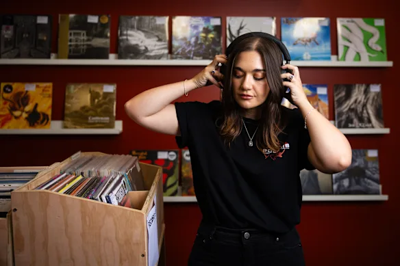 Lily Wilson, 30 ans, trouve la musique metalcore thérapeutique. « Cela peut être agréable d'écouter quelque chose de colérique et de ressentir ce sentiment de libération », dit-elle.