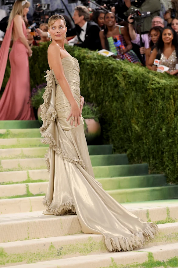 Margot Robbie arrive au Met Gala en Chanel.