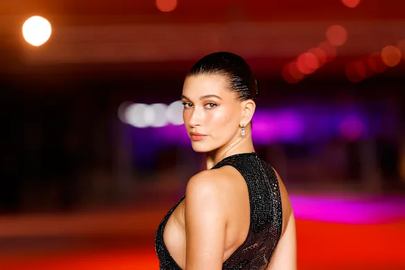 Hailey Bieber a déclaré qu'elle adorait prendre un verre d'huile d'olive et de citron au début de chaque matin. 